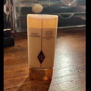 Charlotte Tilbury Light Wonder foundation Medium 7
